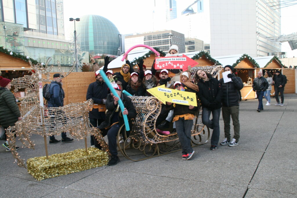 Le traineau de noël avec l'équipe du marché de Noël à la Défense